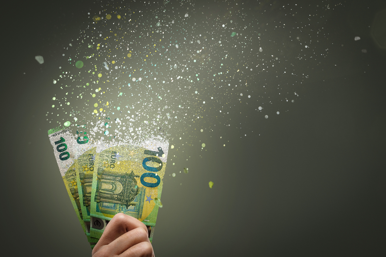 100 Euro bills vanish into thin air.